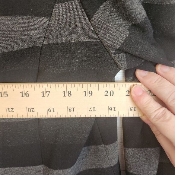 Tahari Arthur S. Levine Size 16 Black Gray Striped Blazer - Picture 4 of 6
